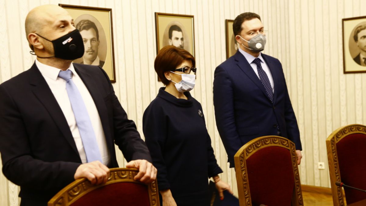 Радев връчи мандат на ГЕРБ-СДС, заръча на Даниел Митов в 7-дневен срок да...  ВИДЕО
