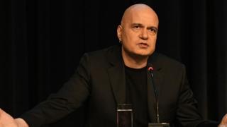 Политолог: Слави си играе на бридж, предстои да... 