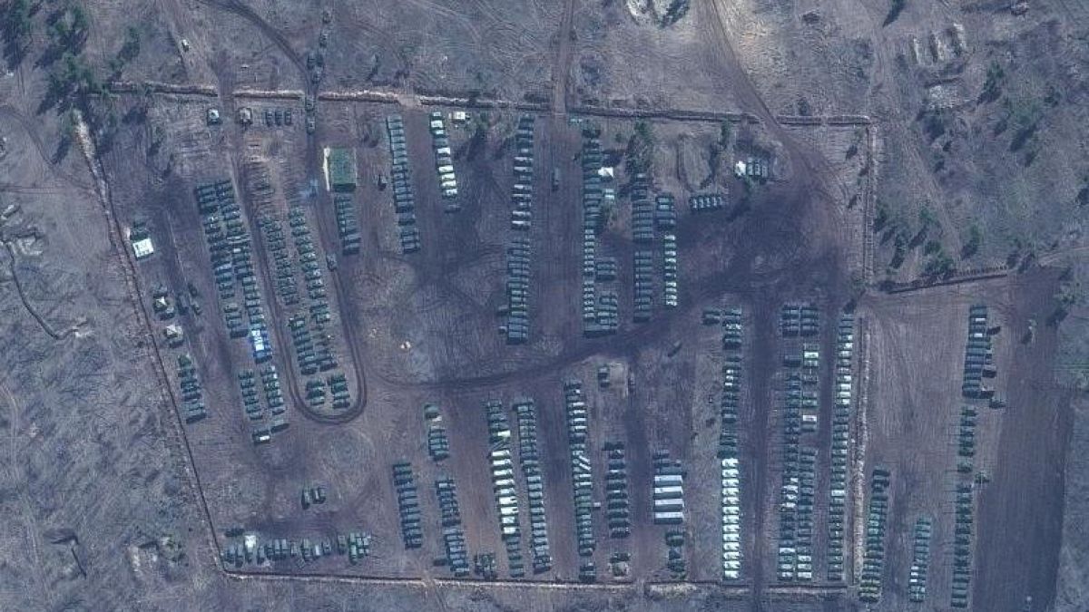 Сателитни СНИМКИ показват каква военна техника струпва Русия по границата с Украйна 