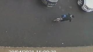 Съсед отвори на крадец, който му чукна на прозореца и после съжали жестоко ВИДЕО