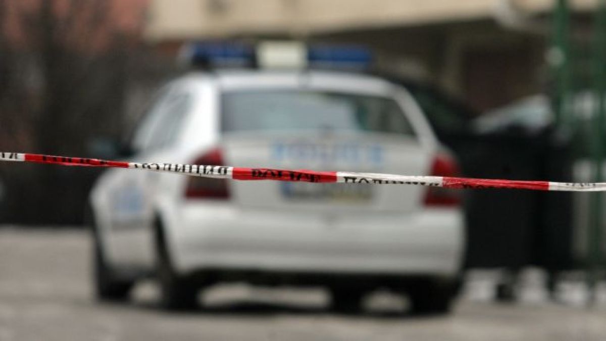 Мъж гръмна съсед във Врачанско и се барикадира въоръжен в дома си 