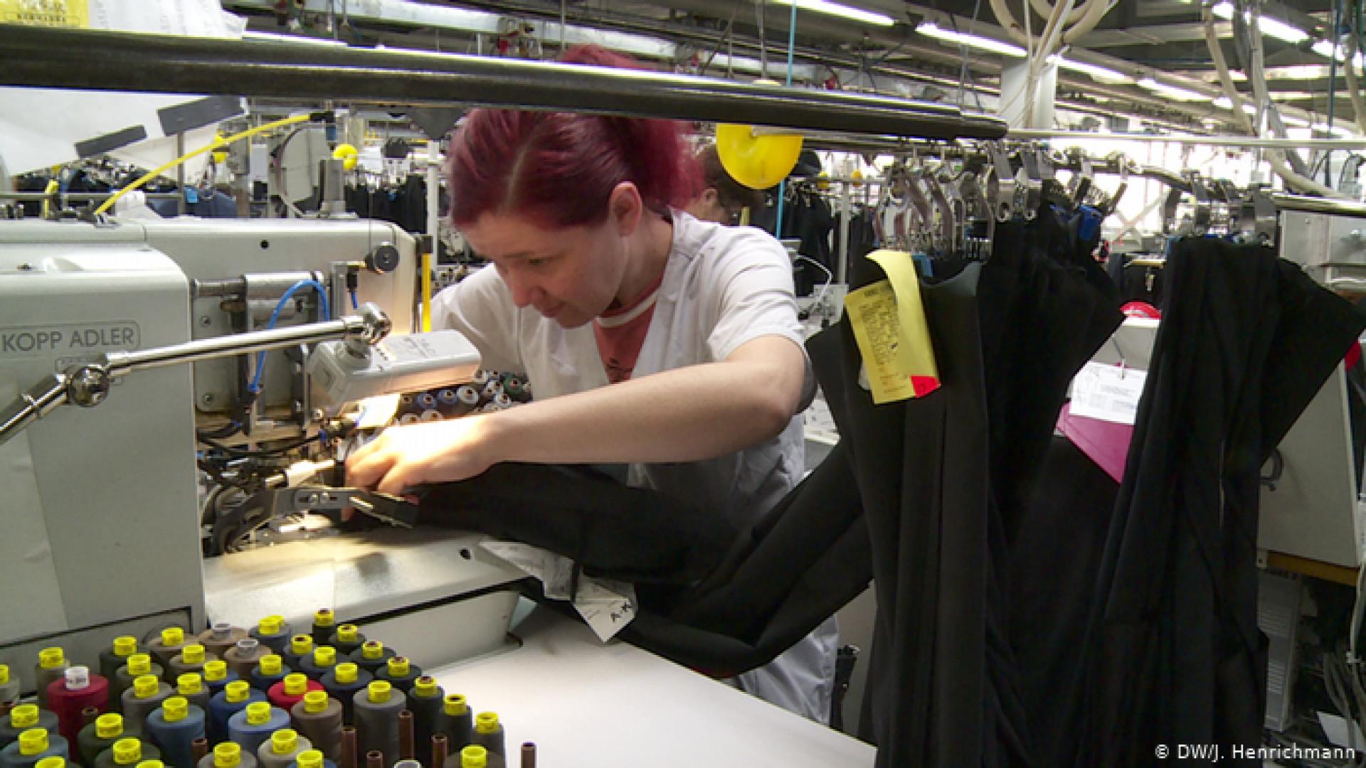 Тъжната истина за евтините дрешки, които купуваме