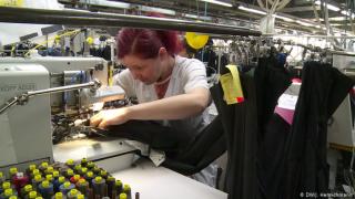 Тъжната истина за евтините дрешки, които купуваме