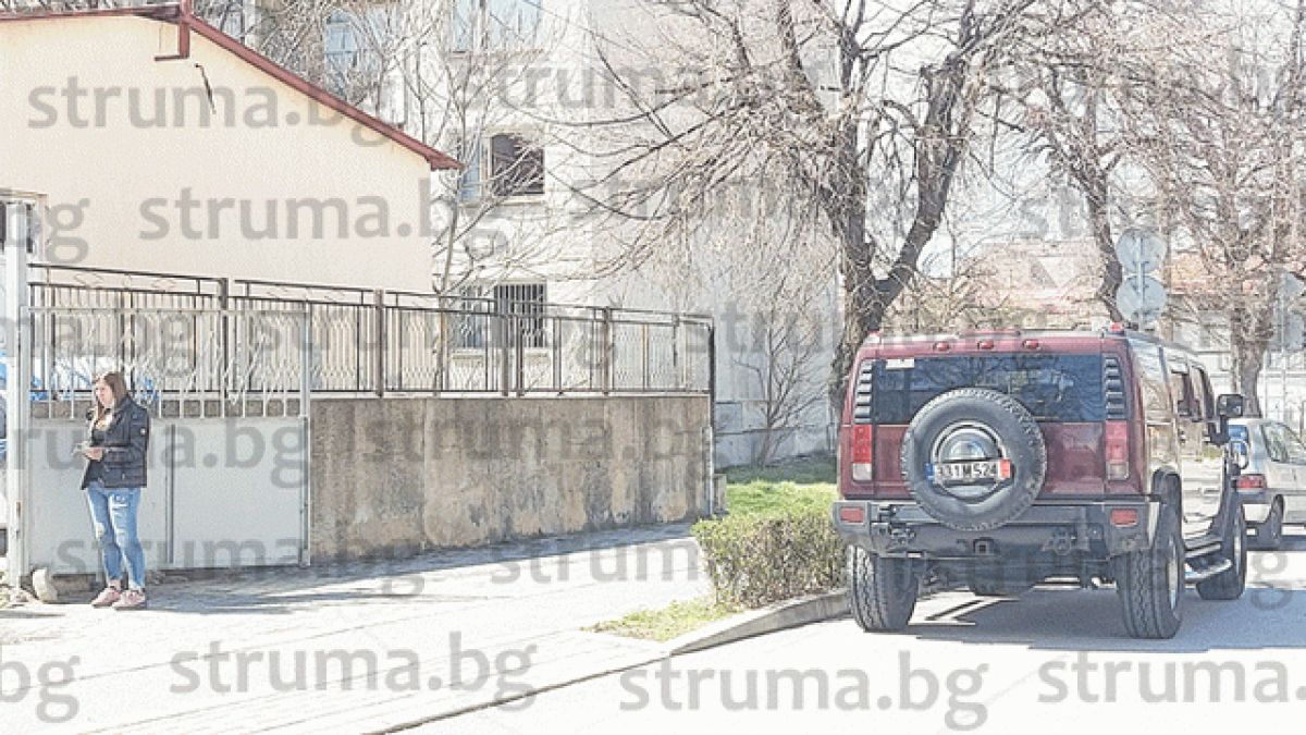Застраховател от Дупница събра очите на местните с впечатляващ "Хамър" 