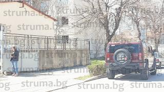 Застраховател от Дупница събра очите на местните с впечатляващ "Хамър" 