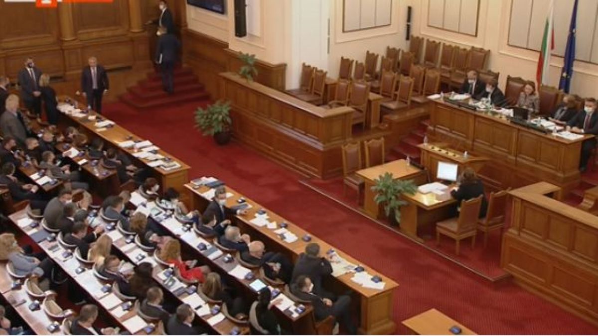 Депутатите бойкотираха Ива Митева, отказаха да... СНИМКИ