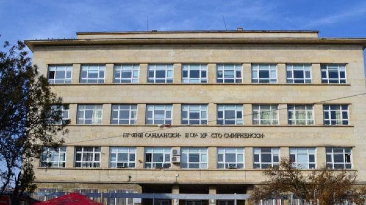 Чекмеджета в школо, пълни с банкноти, взривиха Сандански 