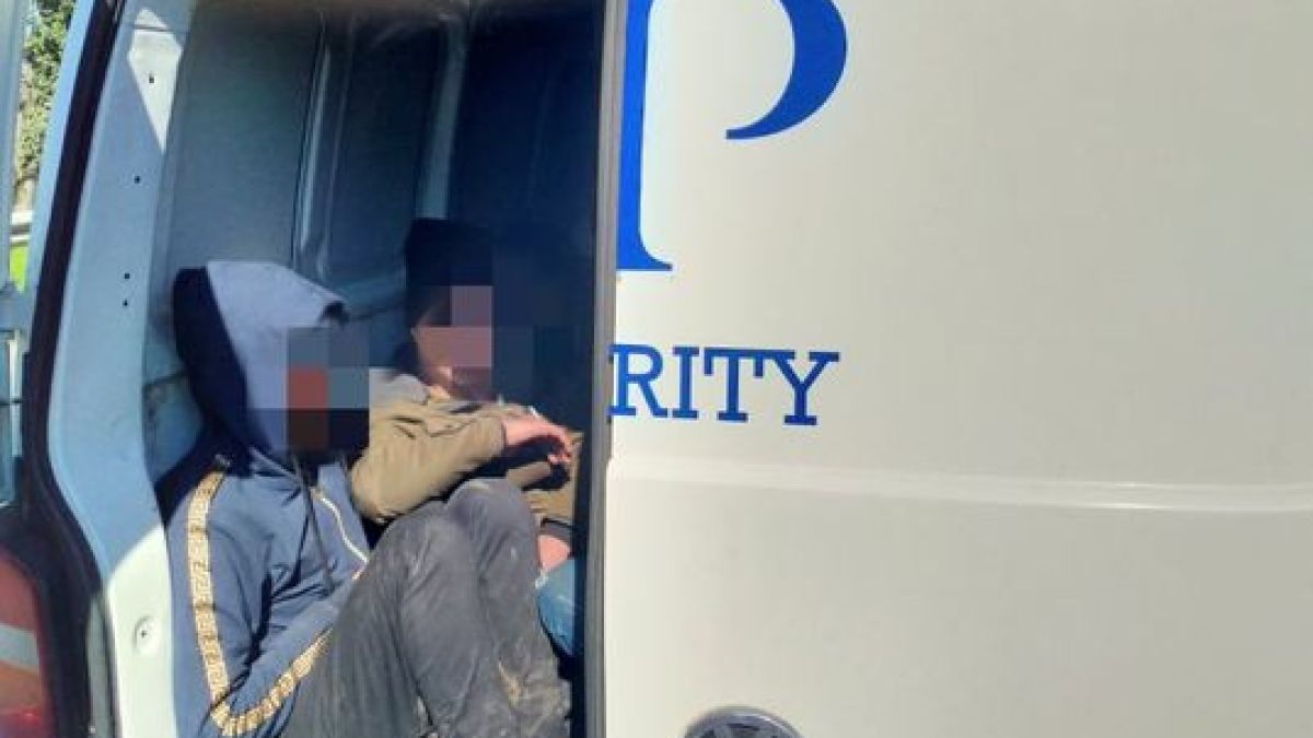 Полицаи спряха инкасо кола край Китен и онемяха от намереното вътре СНИМКИ