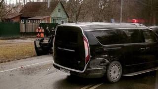 Руският премиер катастрофира с Aurus Arsenal ВИДЕО