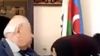 Секс скандал! Политик опипа асистентката си по време на онлайн заседание ВИДЕО 18+