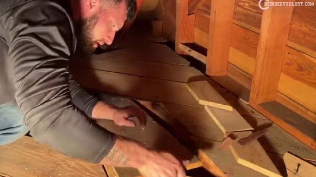 Семейство намери куп пари под пода на къщата си ВИДЕО