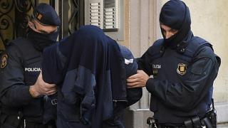 Всичките ще ви заразя: Болен с К-19 се изкашля срещу колеги и 22-ма паднаха болни