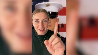 Не е за вярване защо стюардесите ни оглеждат внимателно на входа на самолета ВИДЕО
