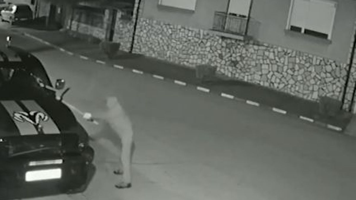Проговори Стоян, на когото забиха показно кирки в колите му ВИДЕО