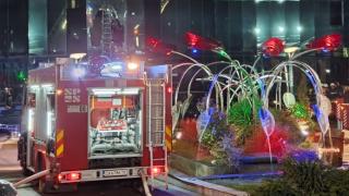 Първо ВИДЕО и подробности за евакуирания хотел, обхванат от пламъци в София