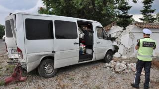 Зрелище за добро утро: Бус се вряза в ограда на къща в Монтанско