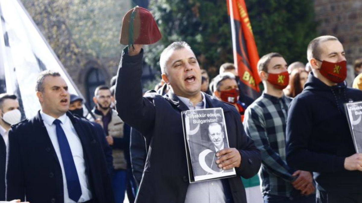 Извънредно в БЛИЦ! Протестиращи нападнаха Тошко Йорданов и Антоанета Стефанова пред президенството ВИДЕО