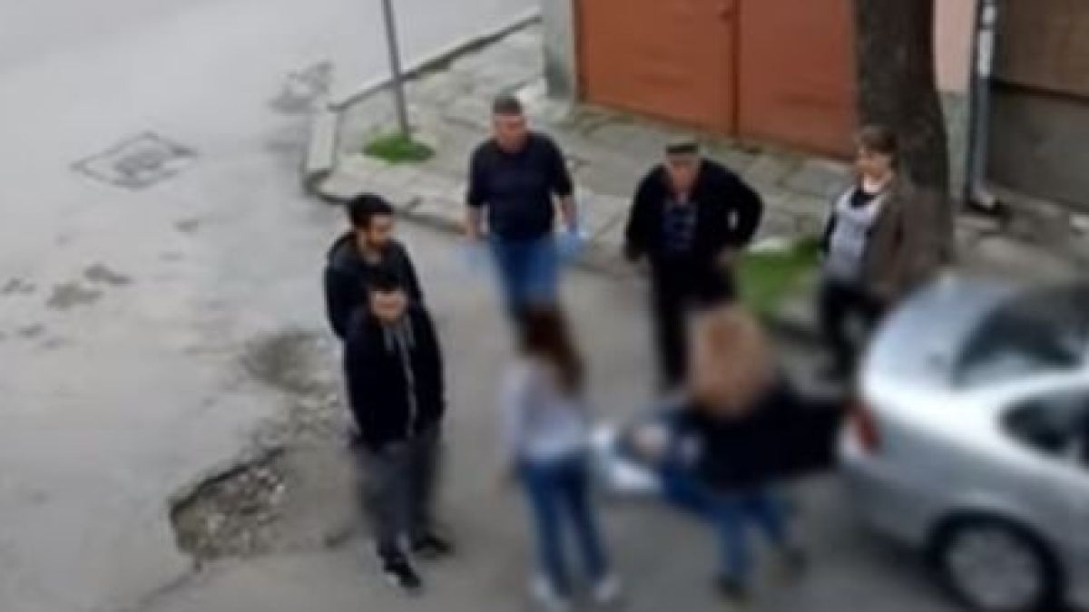 Потресаващ случай: Жена умря на улицата, докато чака линейка в Казанлък ВИДЕО