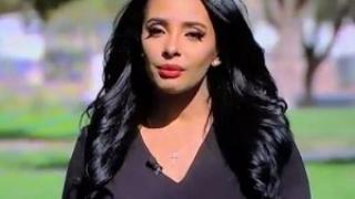 Kрасива водеща заспа зад волана чисто гола и пияна на кирка СНИМКИ