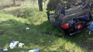 19-годишен с „Хюндай“ се заби в дърво и рани трима