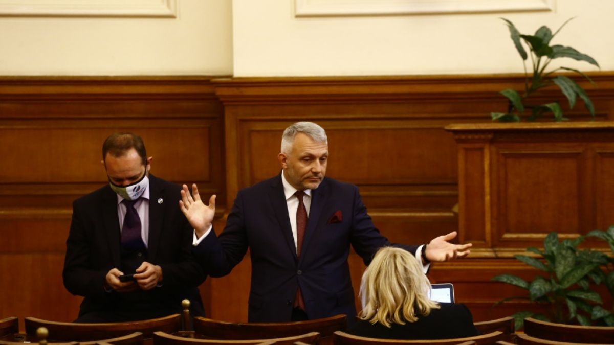 Хаджигенов скочи на Слави: Във Фейсбук ли ще гласуваме правителствoто?! ВИДЕО
