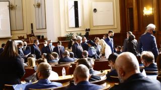 Мика Зайкова удари звънеца на 46-ото НС! Вижте какво се случва в пленарната зала