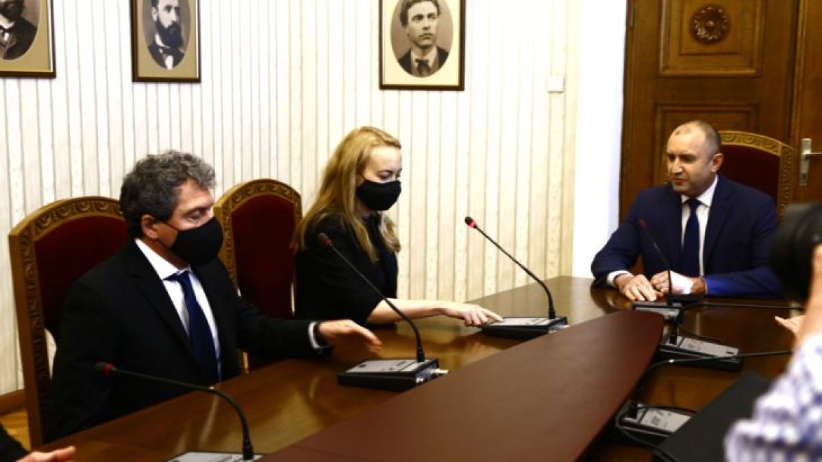 Йотова издаде политическите планове на Радев: Готов е всеки момент да...