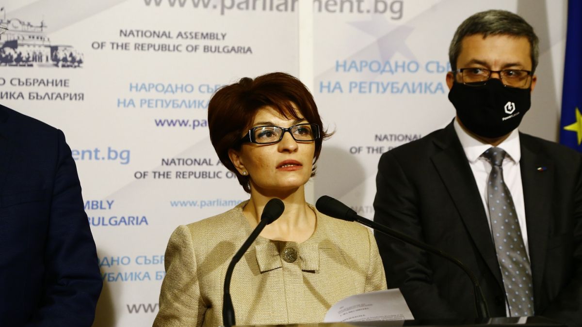 Атанасова: Делбата на порциите в държавата става комична