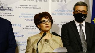 Атанасова: Делбата на порциите в държавата става комична