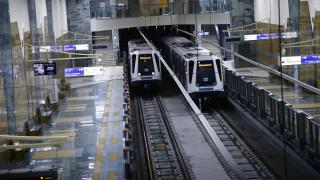 Метромотриса захапа пътник и го влачи като куцо пиле домат ВИДЕО