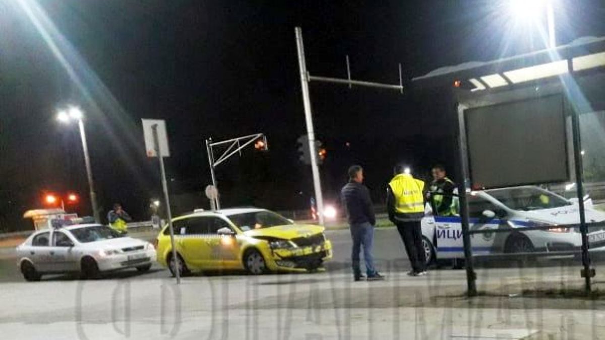 Такси и кола се помляха по тъмна доба в Бургас СНИМКИ