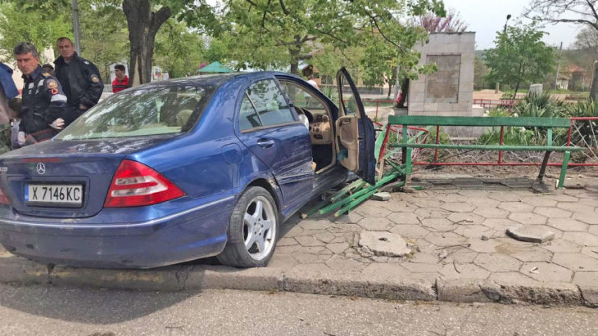 Кошмар! 18-г. момиче се вряза с колата на англичанин в група деца в Сладун! 
