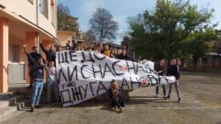 Пловдивски абитуриенти с трогателен жест към класната ВИДЕО