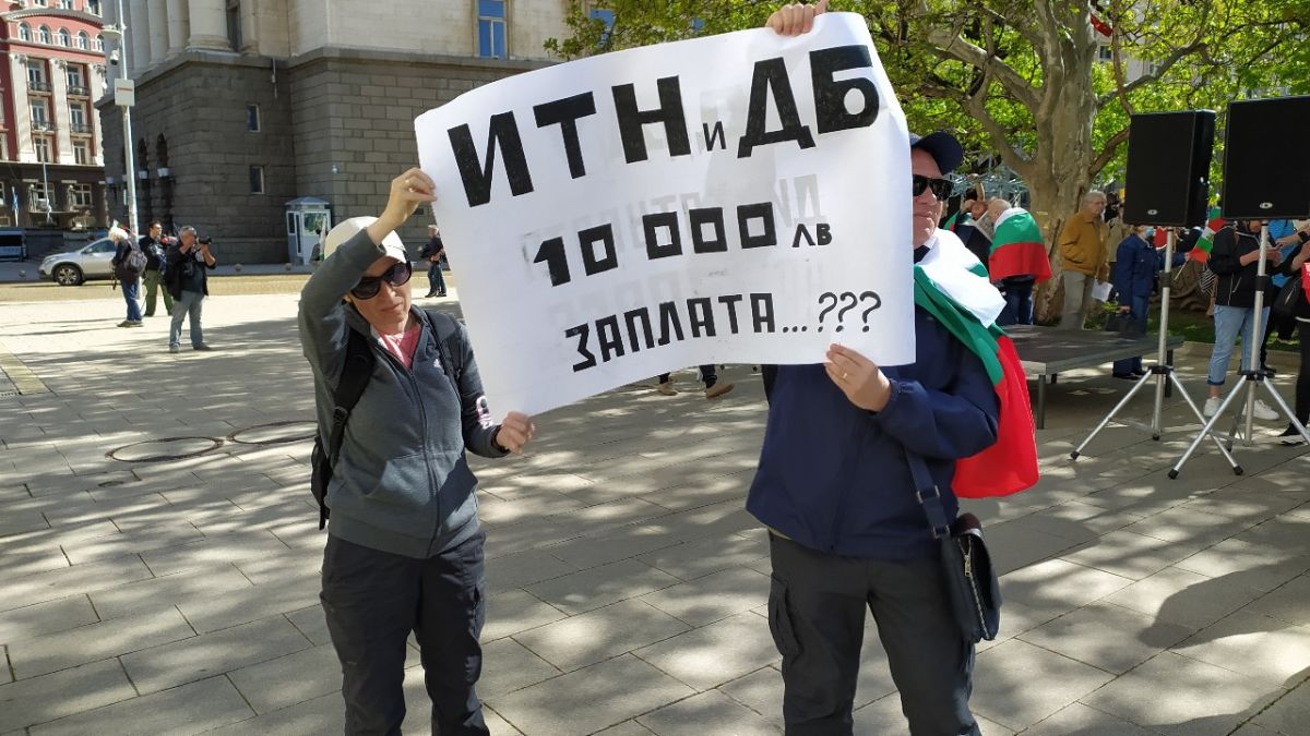Пред „Дондуков“ 2 гъмжи от полиция, ето какво се случва БЛИЦ TV
