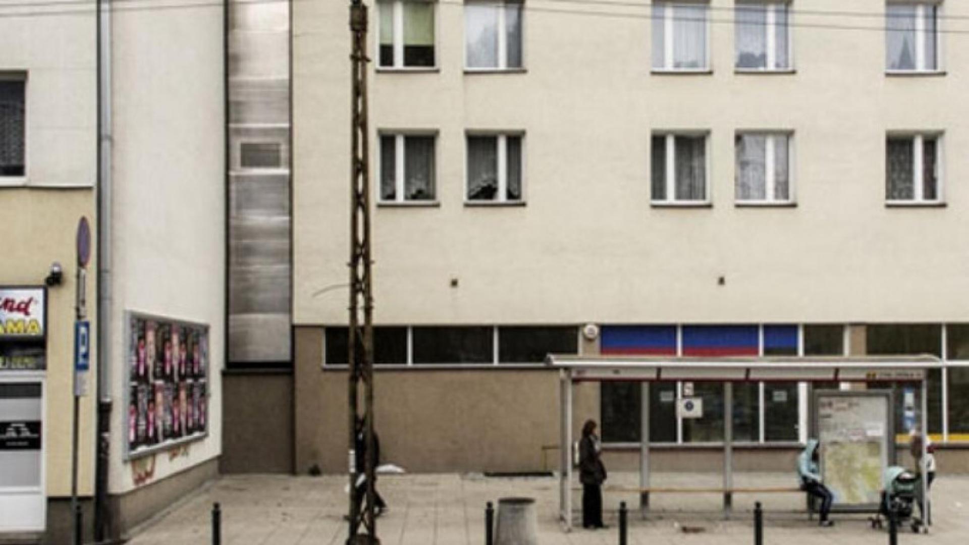 Най-тясната къща в света, вдигната върху 1-м. пространство между две сгради 