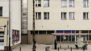 Най-тясната къща в света, вдигната върху 1-м. пространство между две сгради 