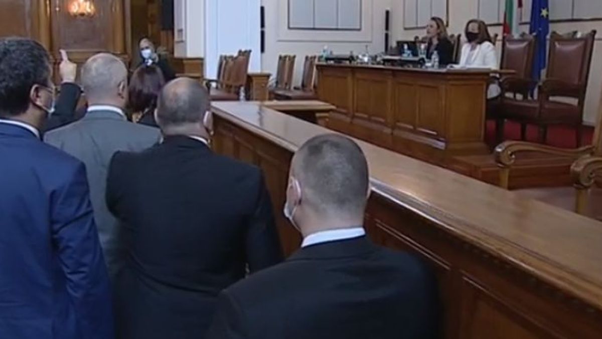 Бесен скандал в парламента: Депутати щурмуваха трибуната на Ива Митева, а Христо Иванов... ВИДЕО