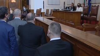 Бесен скандал в парламента: Депутати щурмуваха трибуната на Ива Митева, а Христо Иванов... ВИДЕО
