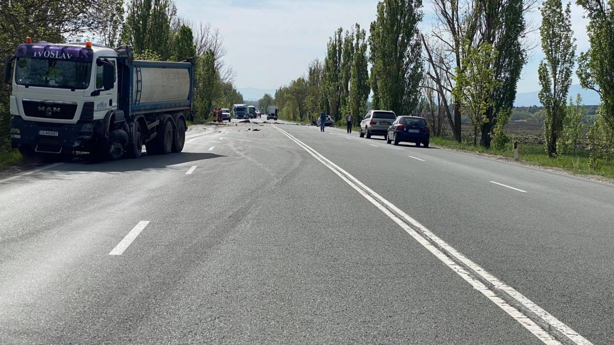 Първо в БЛИЦ! Кървава баня блокира пътя за Калотина СНИМКА