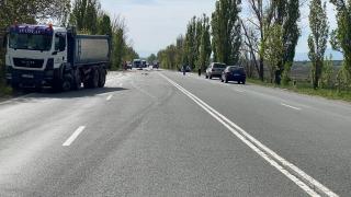 Първо в БЛИЦ! Кървава баня блокира пътя за Калотина СНИМКА