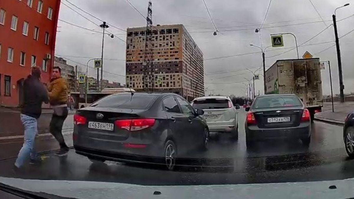 Зрелищни ВИДЕА: Бой на пътя с преследване и неочакван край