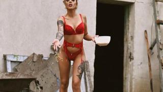 Новоизлюпена фолк певица показа СНИМКИ 18+ как храни кокошките по бельо 