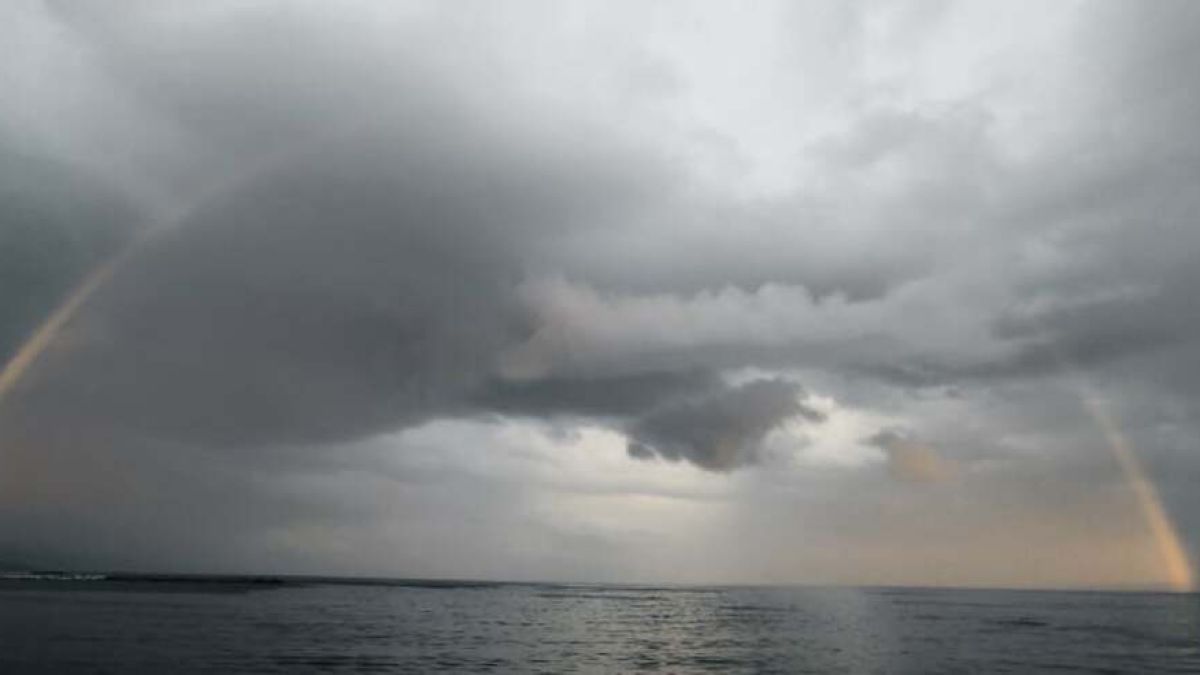 Уникални СНИМКИ с дъга над морето край Варна 