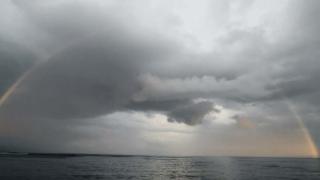 Уникални СНИМКИ с дъга над морето край Варна 