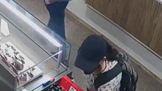 Зрелищен екшън във Варна с наконтена двойка в магазин СНИМКИ
