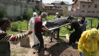 Лек спад на заразените и жертвите на К-19 в Индия, но страхът остава