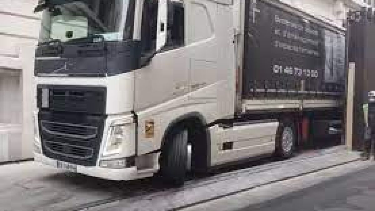 Вижте невероятно паркиране на огромен тир Volvo на тясна улица ВИДЕО