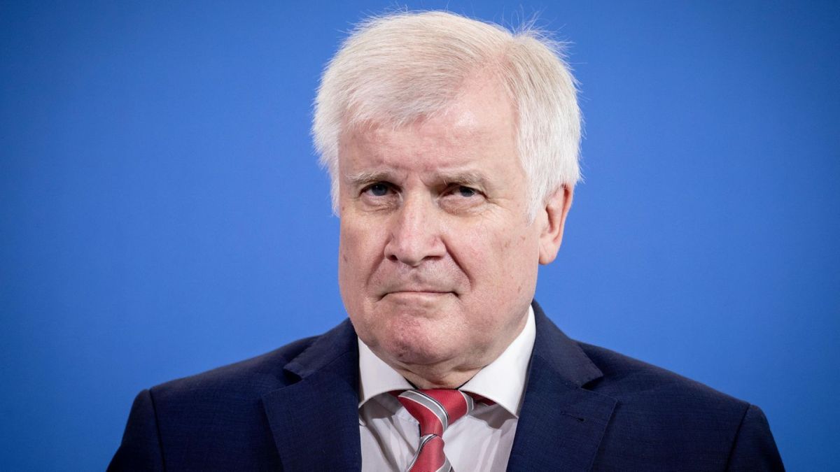 Вътрешният министър на Германия се ваксинира с Pfizer, но се разболя от К-19