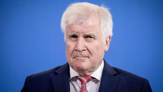 Вътрешният министър на Германия се ваксинира с Pfizer, но се разболя от К-19