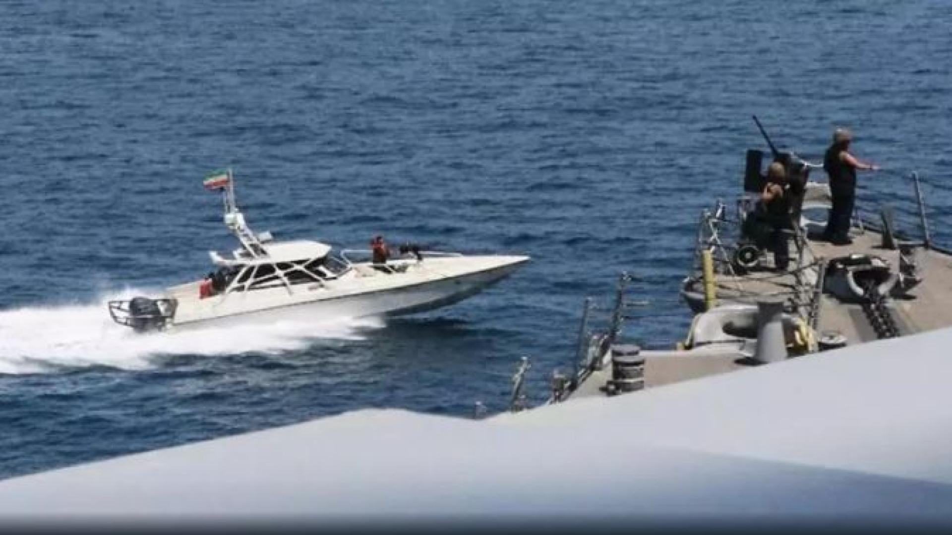 Екшън! Американски кораб стреля по...